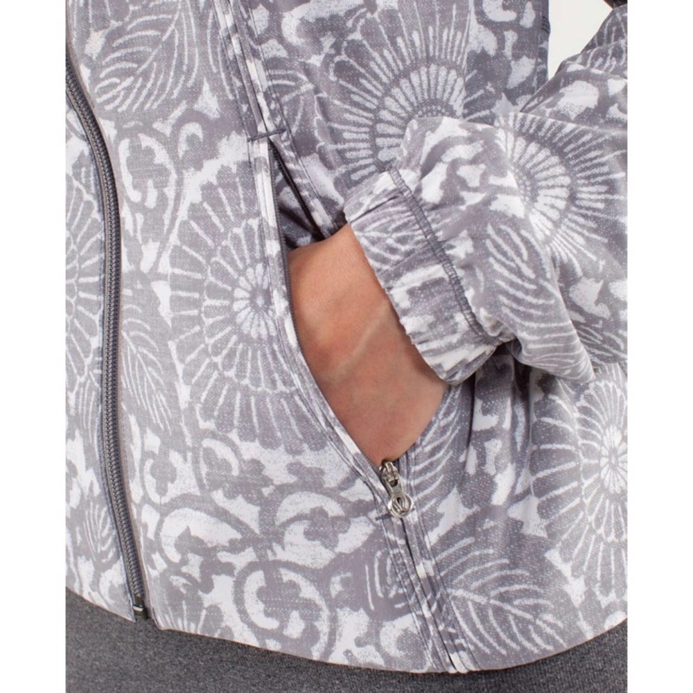 Lululemon Run: Travel To Track Jacket Beachy Floral White Fossil Size 6 View 5